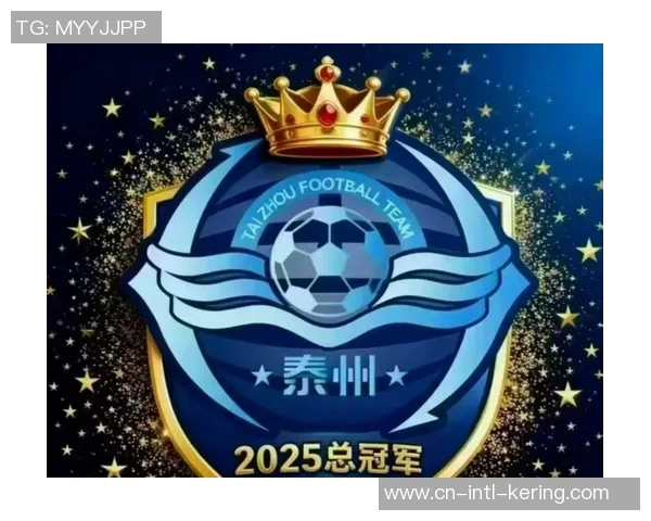 又是点球大战！黑马泰州一路逆袭夺得苏超冠军，39岁女教练与球员一起登台领奖